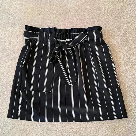 ❤️ Urban Heritage Black and White Striped Skirt - Picture 1 of 6